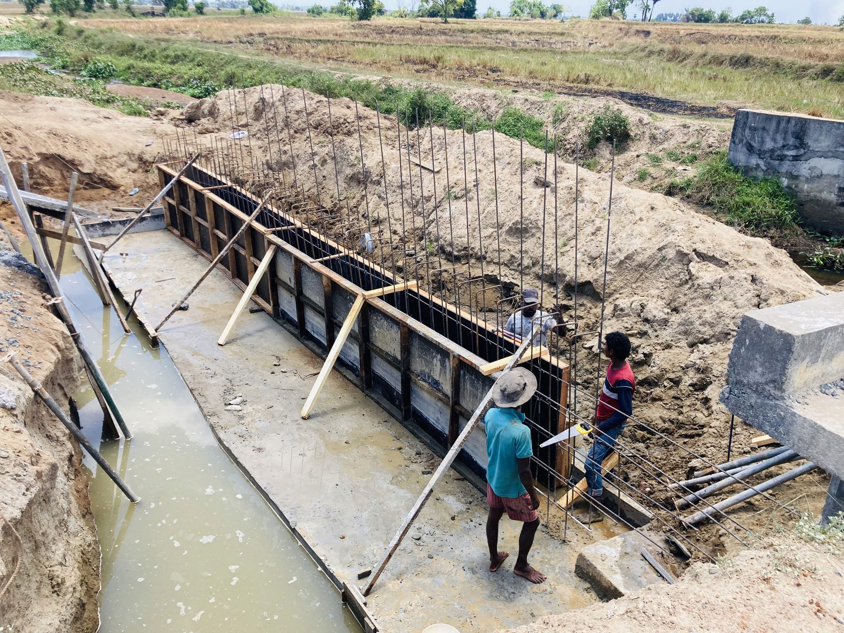 Retaining wall construction in Weeracholai